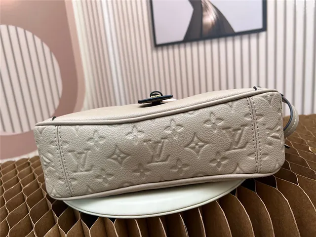 Sac Boston cuir Louis Vuitton Dauphine noir monogramme embossé 16