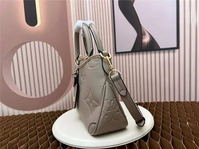 Sac Boston cuir Louis Vuitton Dauphine noir monogramme embossé 17