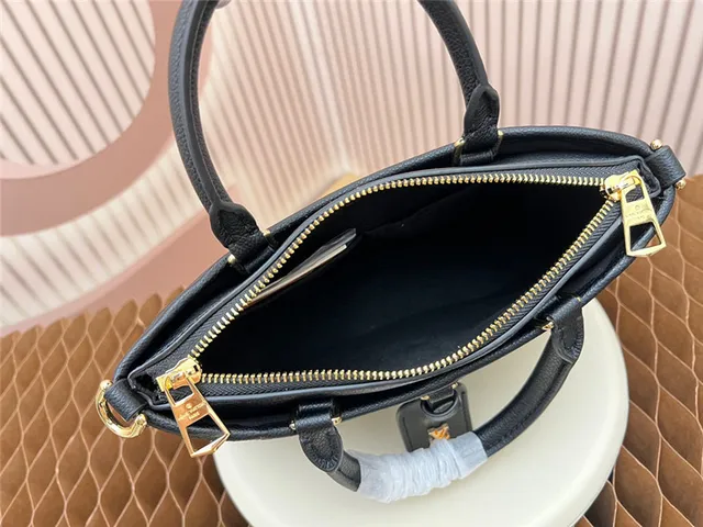 Sac Boston cuir Louis Vuitton Dauphine noir monogramme embossé 20