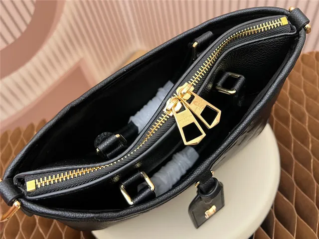 Sac Boston cuir Louis Vuitton Dauphine noir monogramme embossé 21