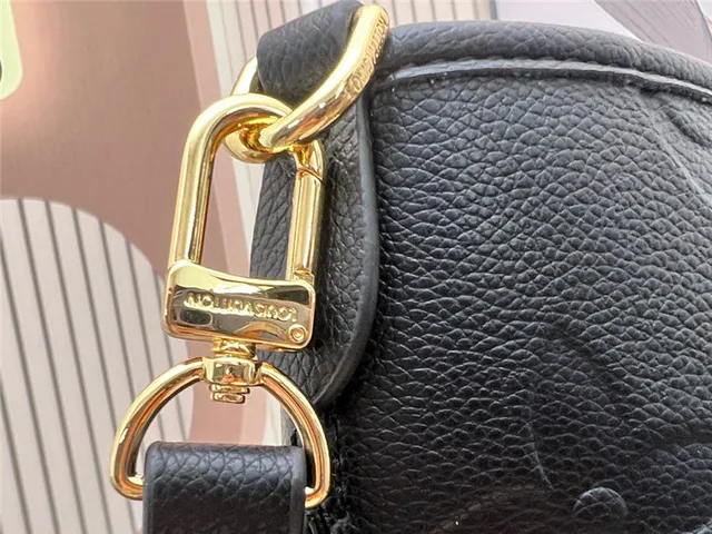 Sac Boston cuir Louis Vuitton Dauphine noir monogramme embossé 22