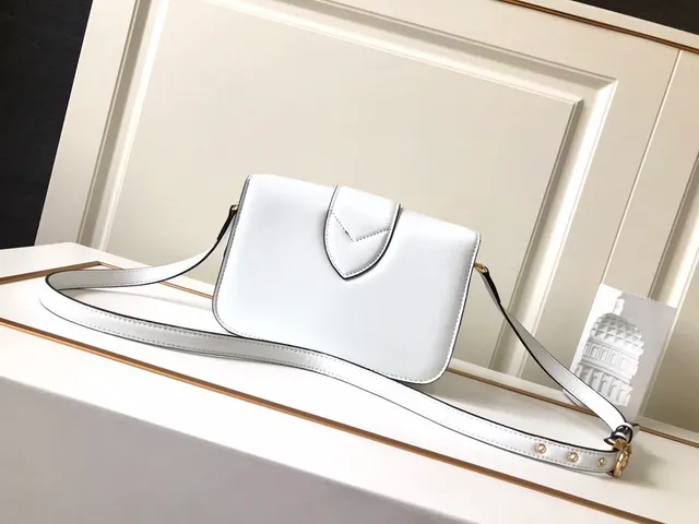 Louis Vuitton Dauphine সাদা চামড়ার আন্ডারআর্ম ব্যাগ 6