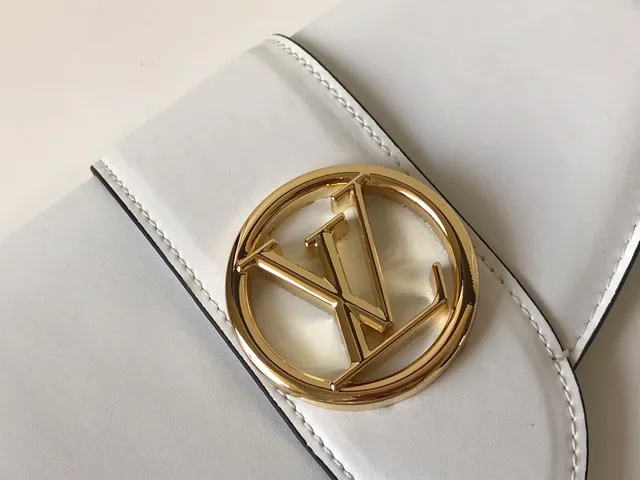 Louis Vuitton Dauphine সাদা চামড়ার আন্ডারআর্ম ব্যাগ 9