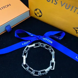 Louis Vuitton سوارليت سلسلة زهورية مونوجرام محفور