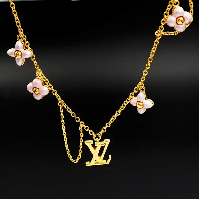 Louis Vuitton Colar com Encanto Floral Dourado 3
