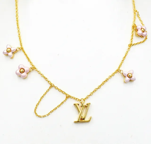 Louis Vuitton Colar com Encanto Floral Dourado 4