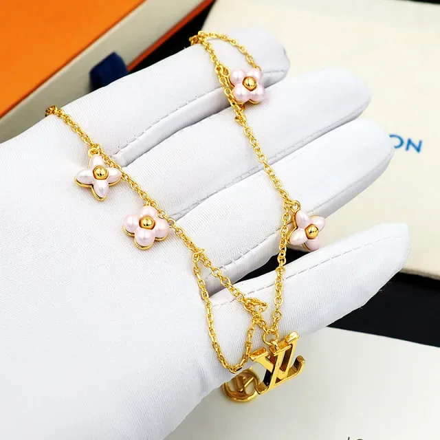 Louis Vuitton Colar com Encanto Floral Dourado 5