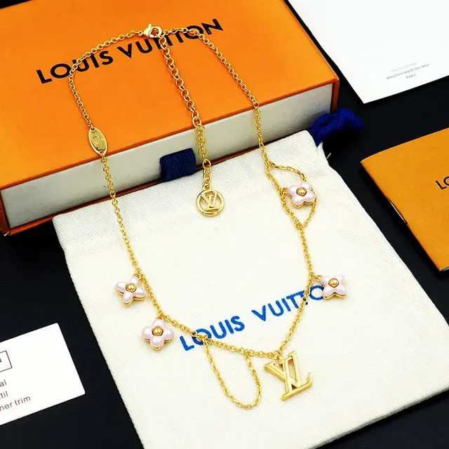 Louis Vuitton Colar com Encanto Floral Dourado 6