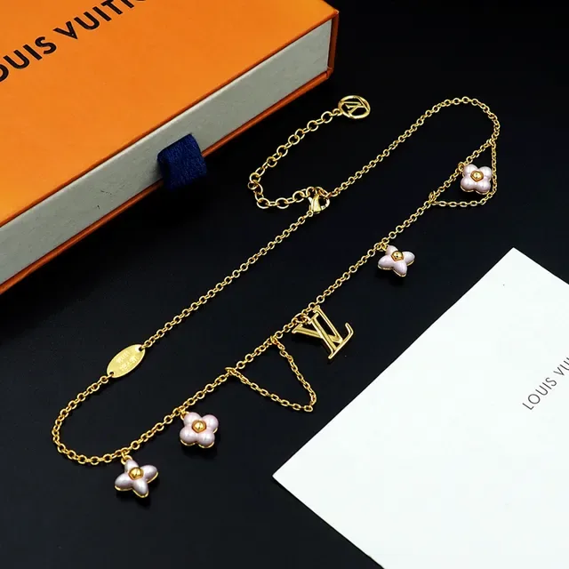 Louis Vuitton Colar com Encanto Floral Dourado 8
