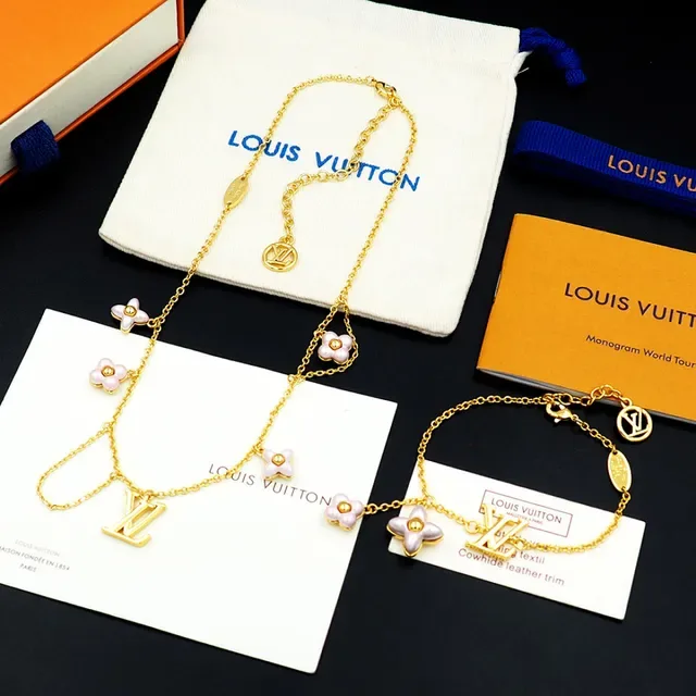 Louis Vuitton Colar com Encanto Floral Dourado 10