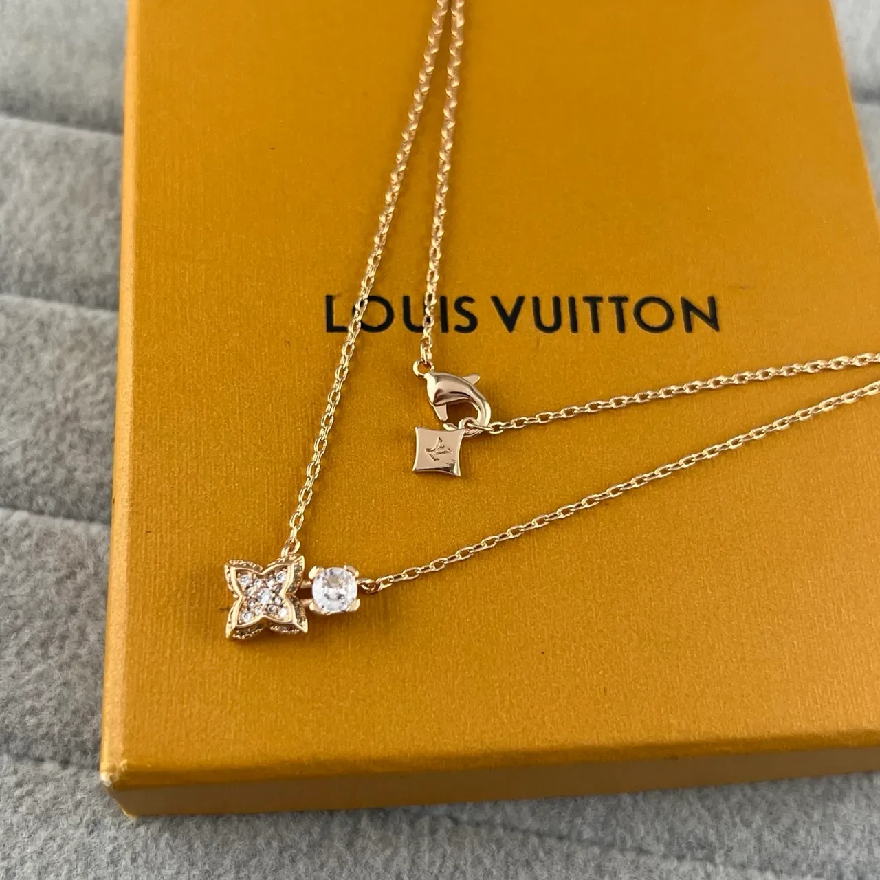 Collar Louis Vuitton Motivo de Flor Oro Plata Dual Pendant Pavé-Set 3