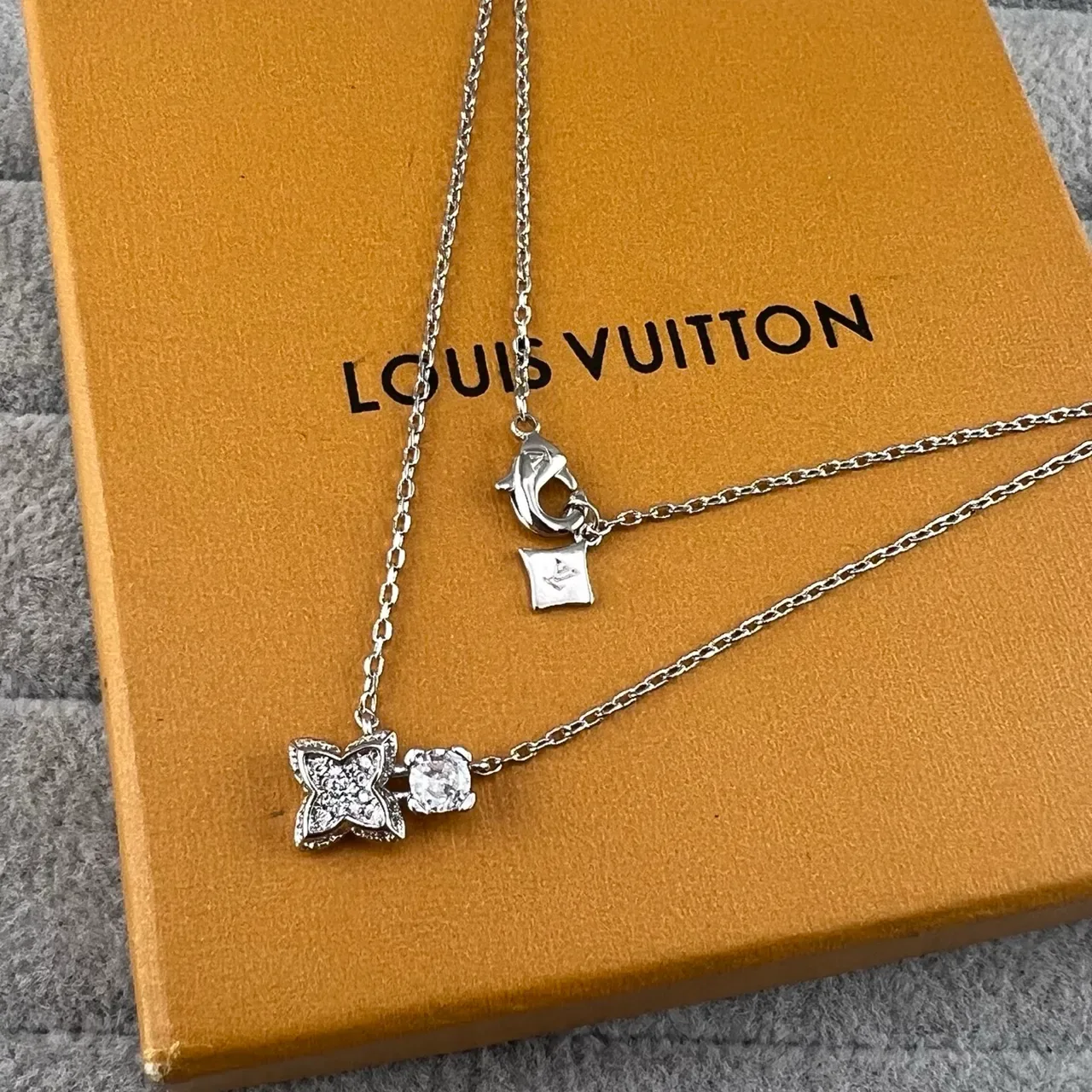 Collar Louis Vuitton Motivo de Flor Oro Plata Dual Pendant Pavé-Set 4