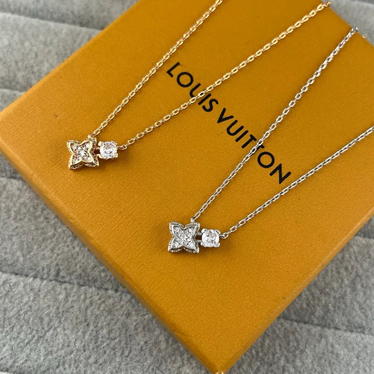 Collar Louis Vuitton Motivo de Flor Oro Plata Dual Pendant Pavé-Set 5