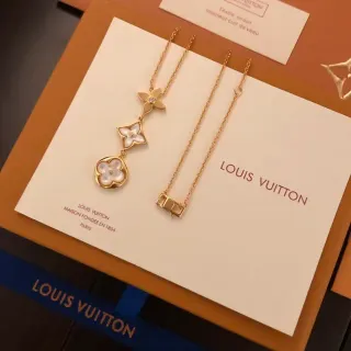Colar Louis Vuitton Motivo Floral Tom Dourado Madreperla