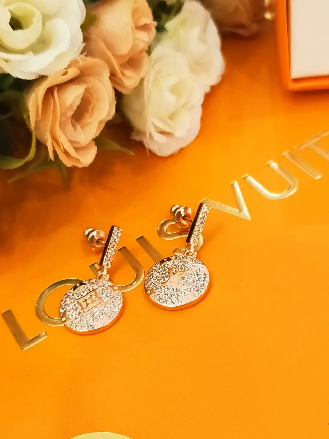 أقراط Louis Vuitton ذهبي أسود Pavé-Crystal Encrusted Circular Disc Pendant 2