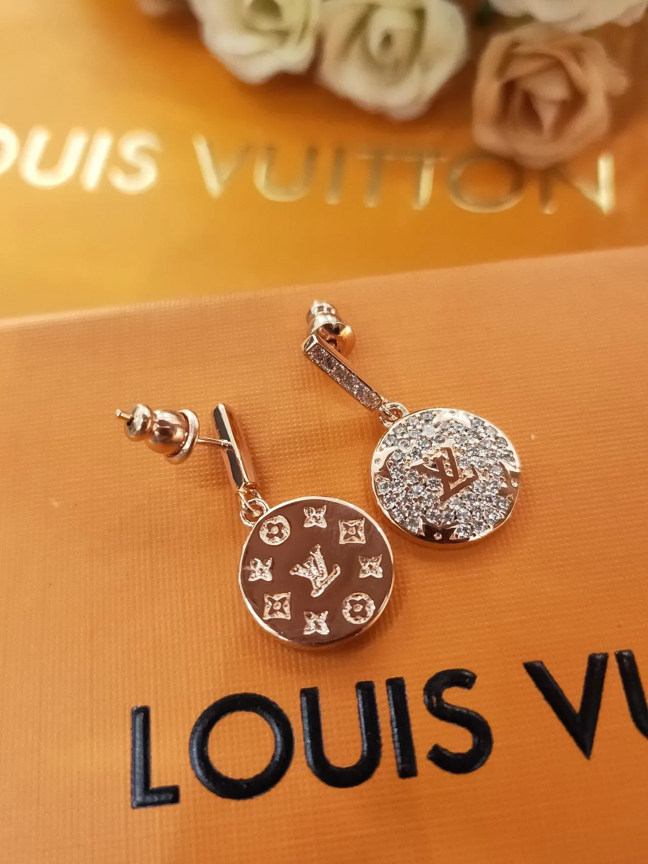 أقراط Louis Vuitton ذهبي أسود Pavé-Crystal Encrusted Circular Disc Pendant 3