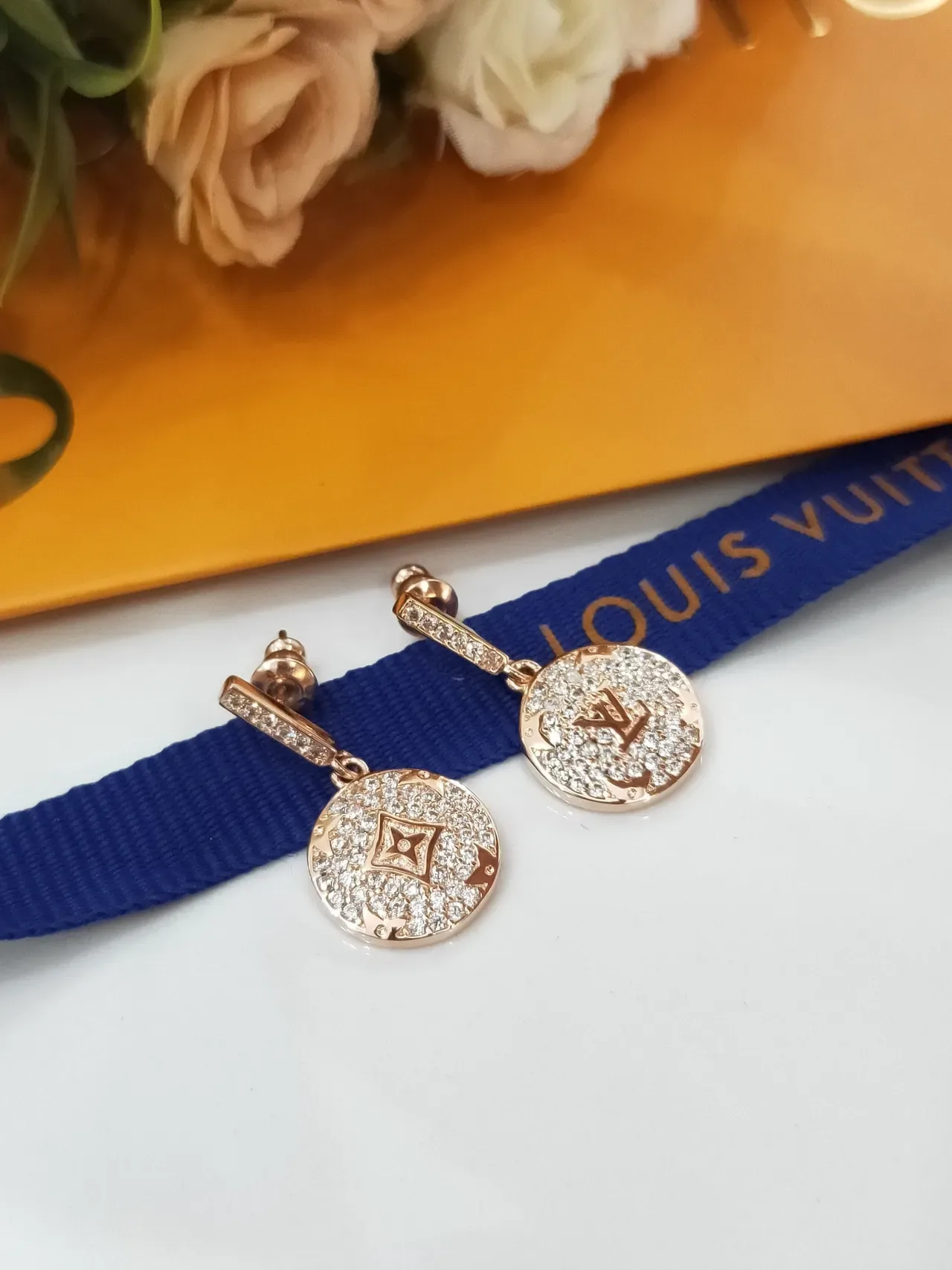 أقراط Louis Vuitton ذهبي أسود Pavé-Crystal Encrusted Circular Disc Pendant 4