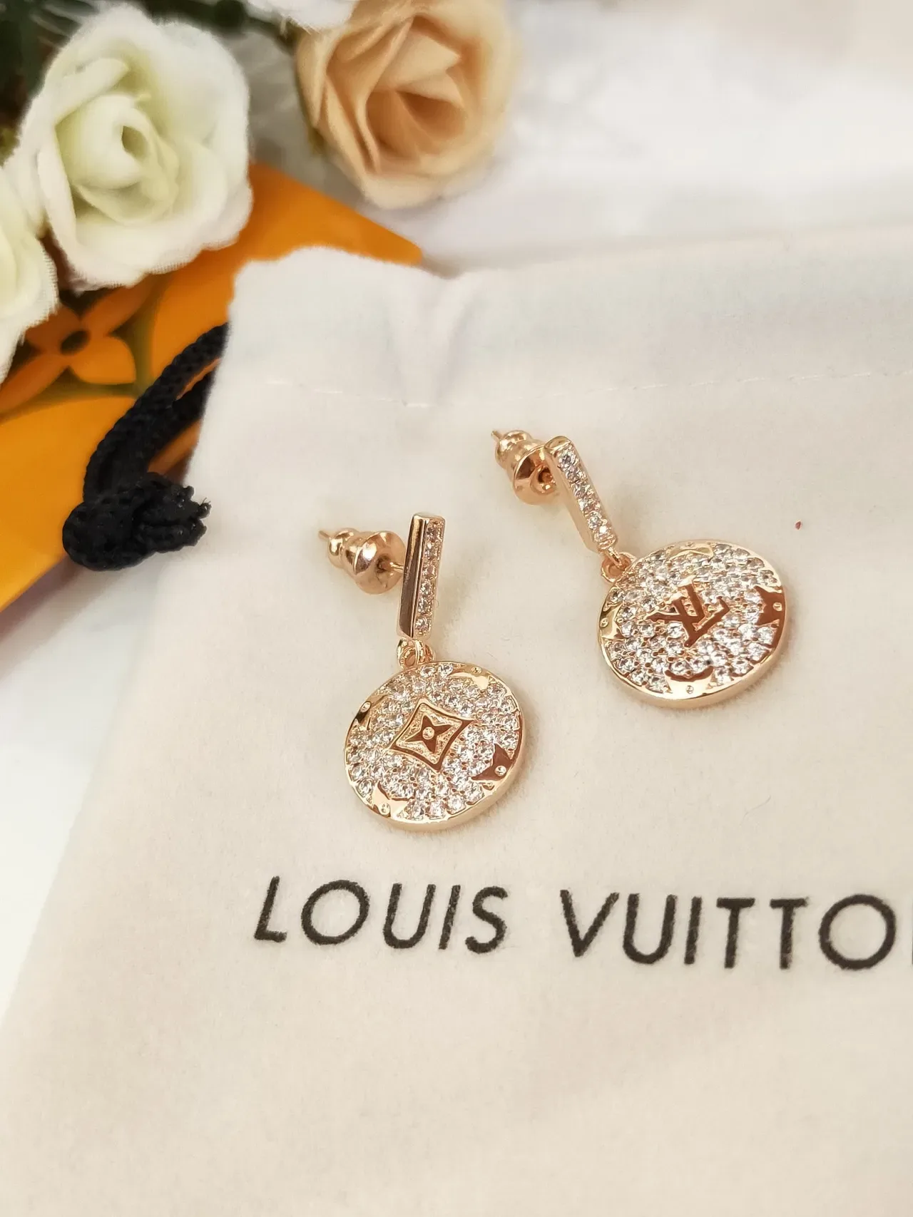أقراط Louis Vuitton ذهبي أسود Pavé-Crystal Encrusted Circular Disc Pendant 5
