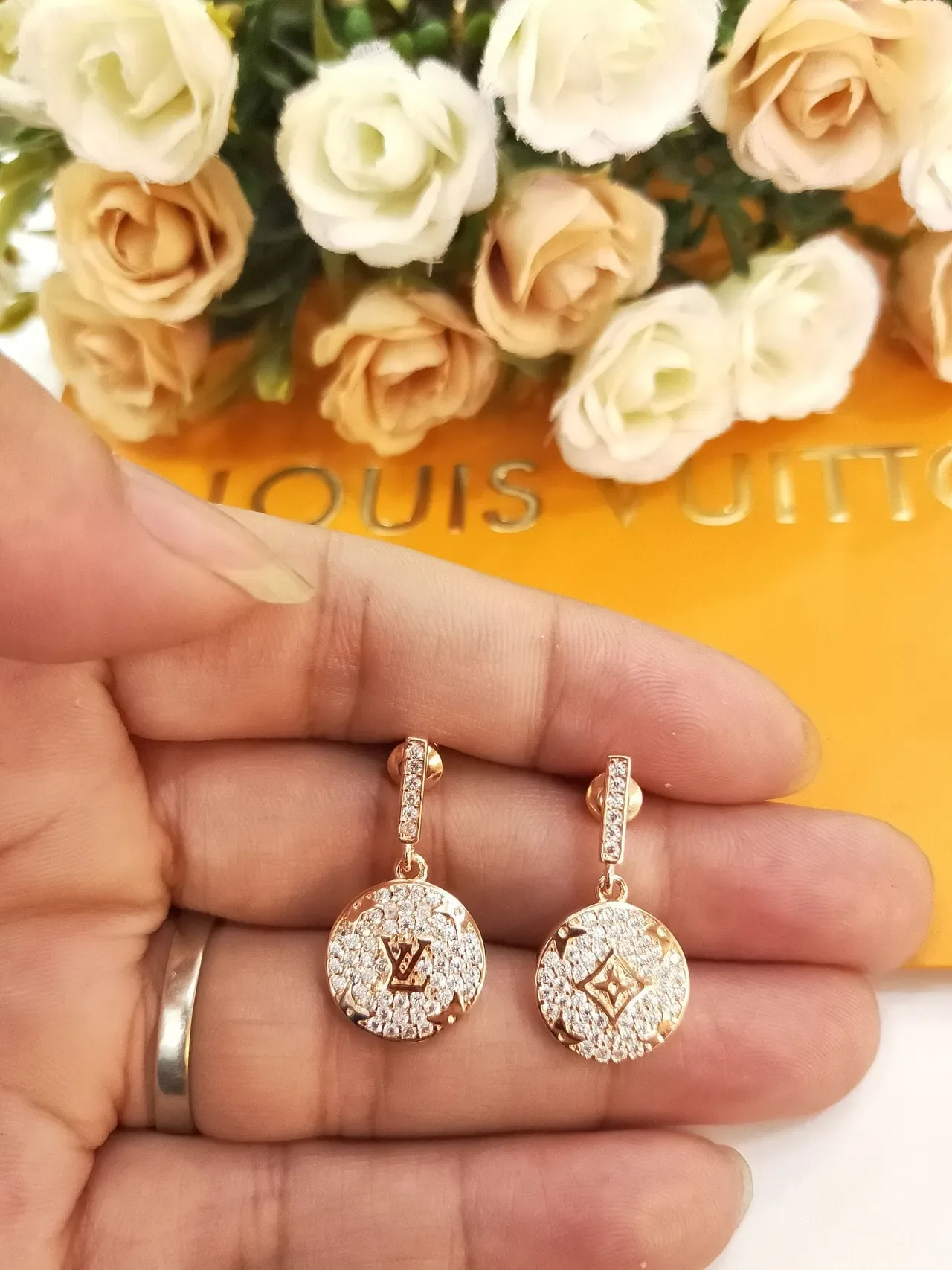 أقراط Louis Vuitton ذهبي أسود Pavé-Crystal Encrusted Circular Disc Pendant 6