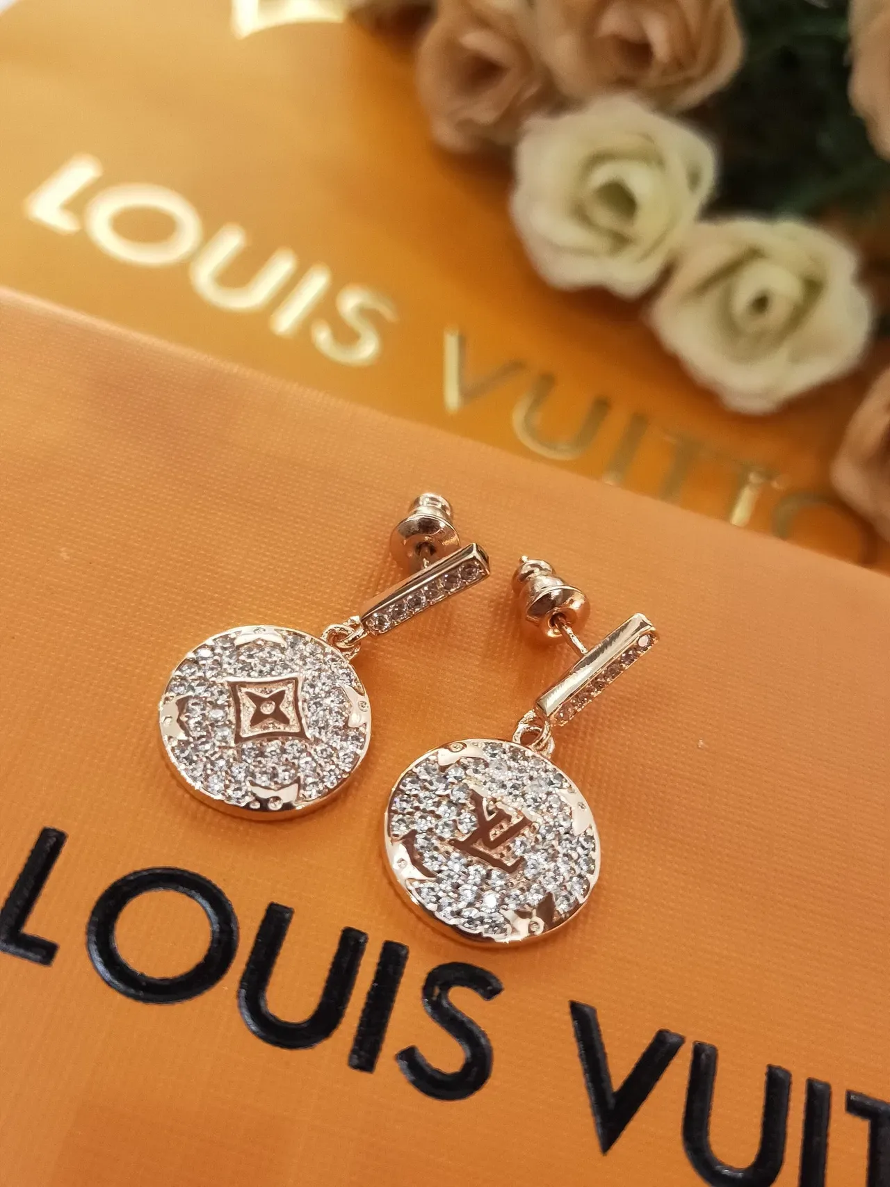 أقراط Louis Vuitton ذهبي أسود Pavé-Crystal Encrusted Circular Disc Pendant 7