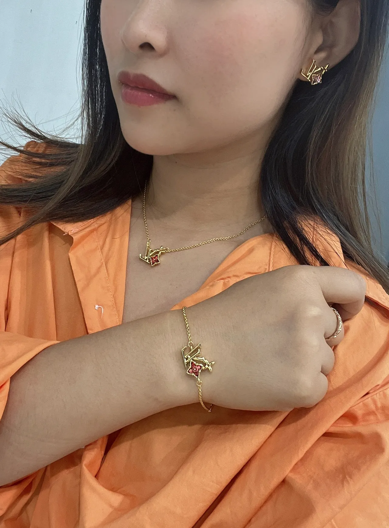 Louis Vuitton সোনার চেইন Interlocking LV মনোগ্রাম পেন্ডেন্ট নেকলেস 2