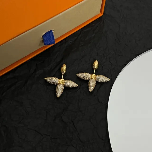 Louis Vuitton aretes de flor de cuatro pétalos con cristal pavé en oro y plata 4
