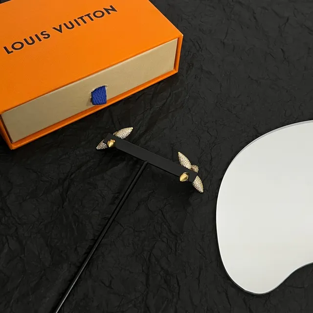 Louis Vuitton aretes de flor de cuatro pétalos con cristal pavé en oro y plata 6
