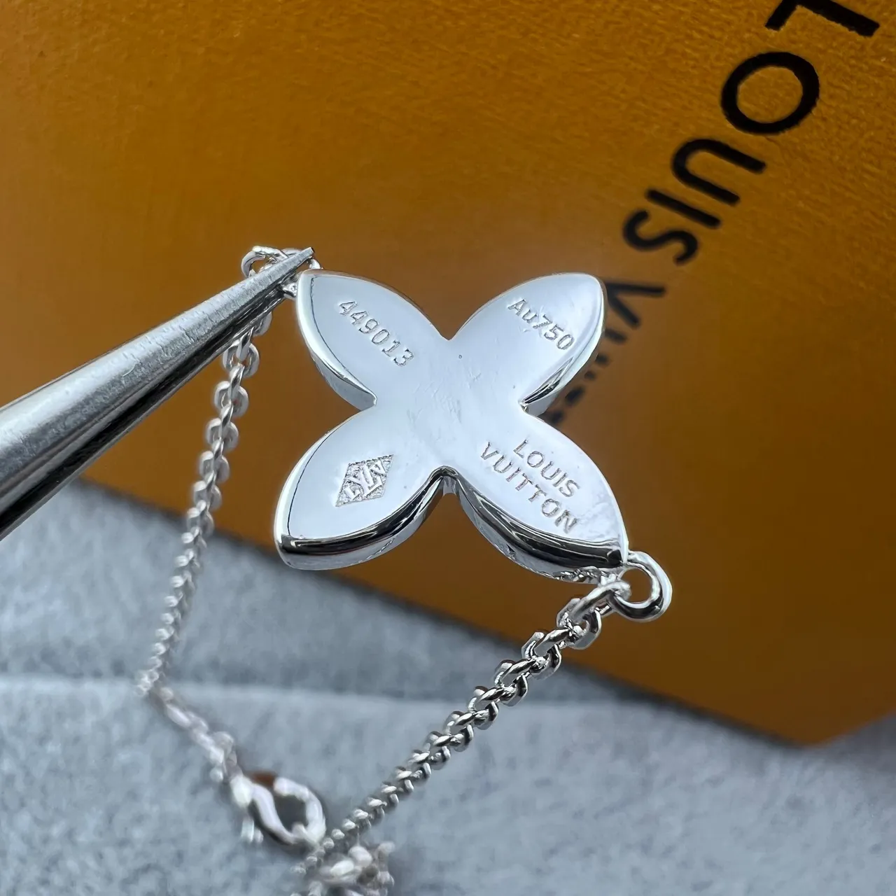 Bracelet Louis Vuitton en Or et Argent avec Pendentif Floral Quatrefoil Cristaux Pavé-Set 2