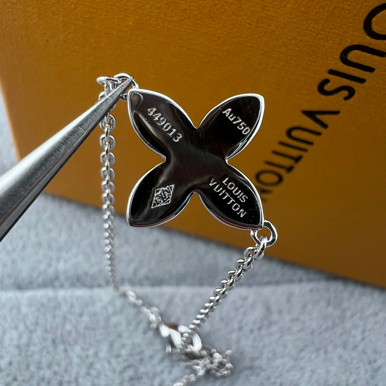 Bracelet Louis Vuitton en Or et Argent avec Pendentif Floral Quatrefoil Cristaux Pavé-Set 3