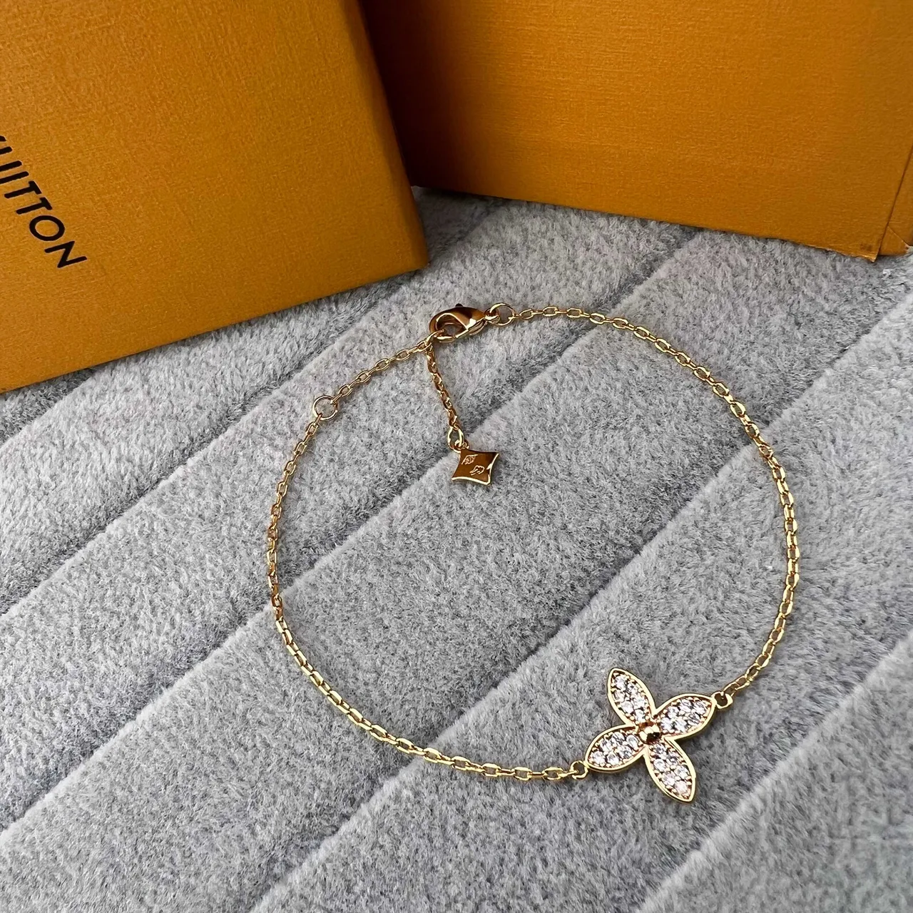 Bracelet Louis Vuitton en Or et Argent avec Pendentif Floral Quatrefoil Cristaux Pavé-Set 4