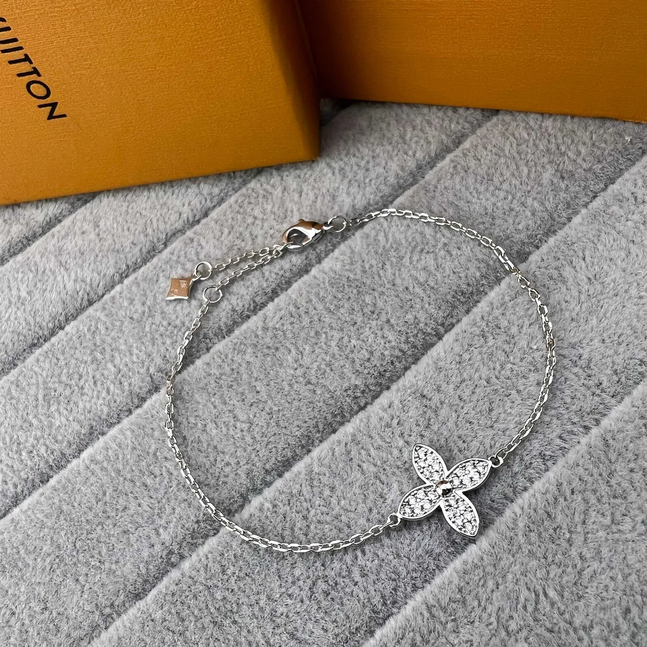 Bracelet Louis Vuitton en Or et Argent avec Pendentif Floral Quatrefoil Cristaux Pavé-Set 5