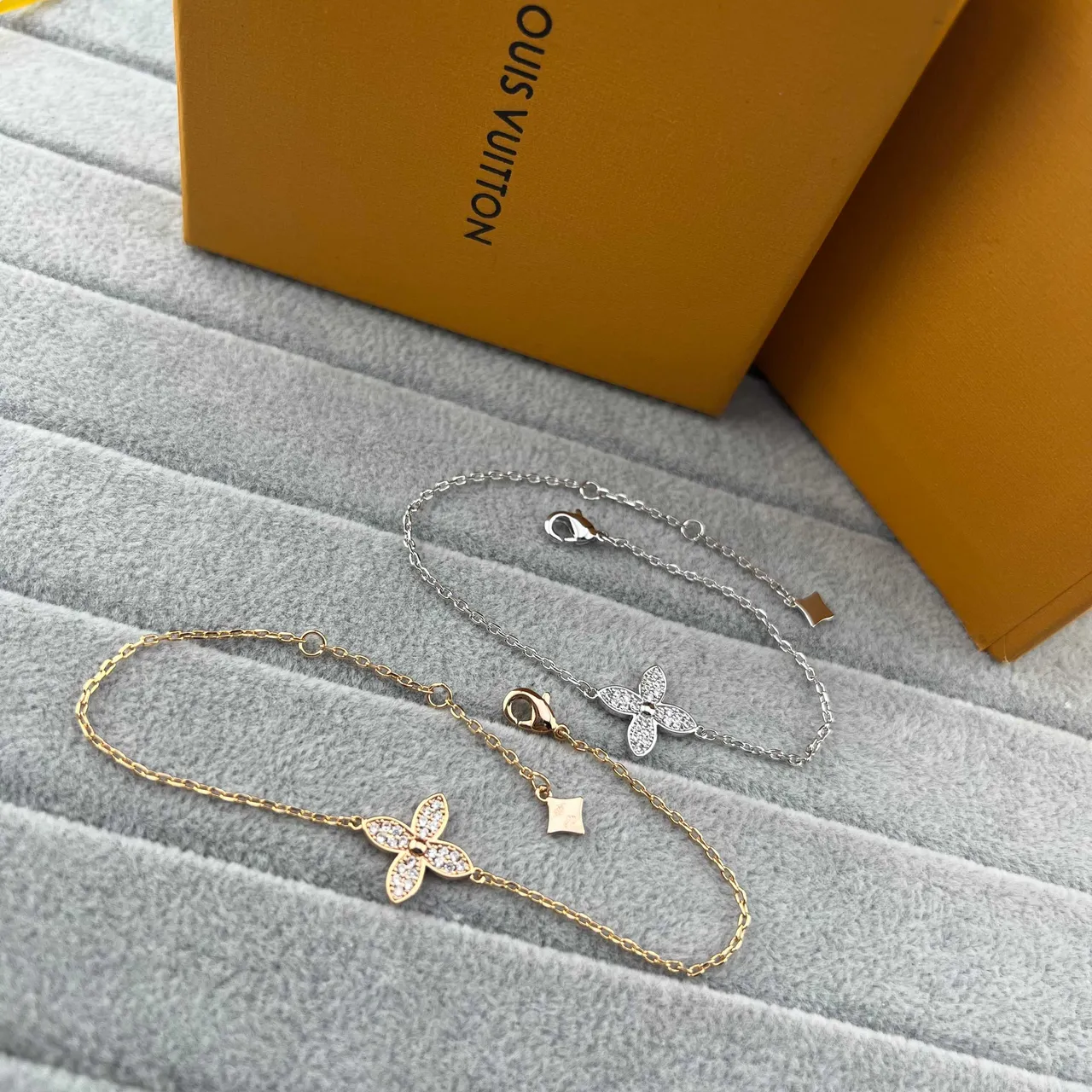 Bracelet Louis Vuitton en Or et Argent avec Pendentif Floral Quatrefoil Cristaux Pavé-Set 6