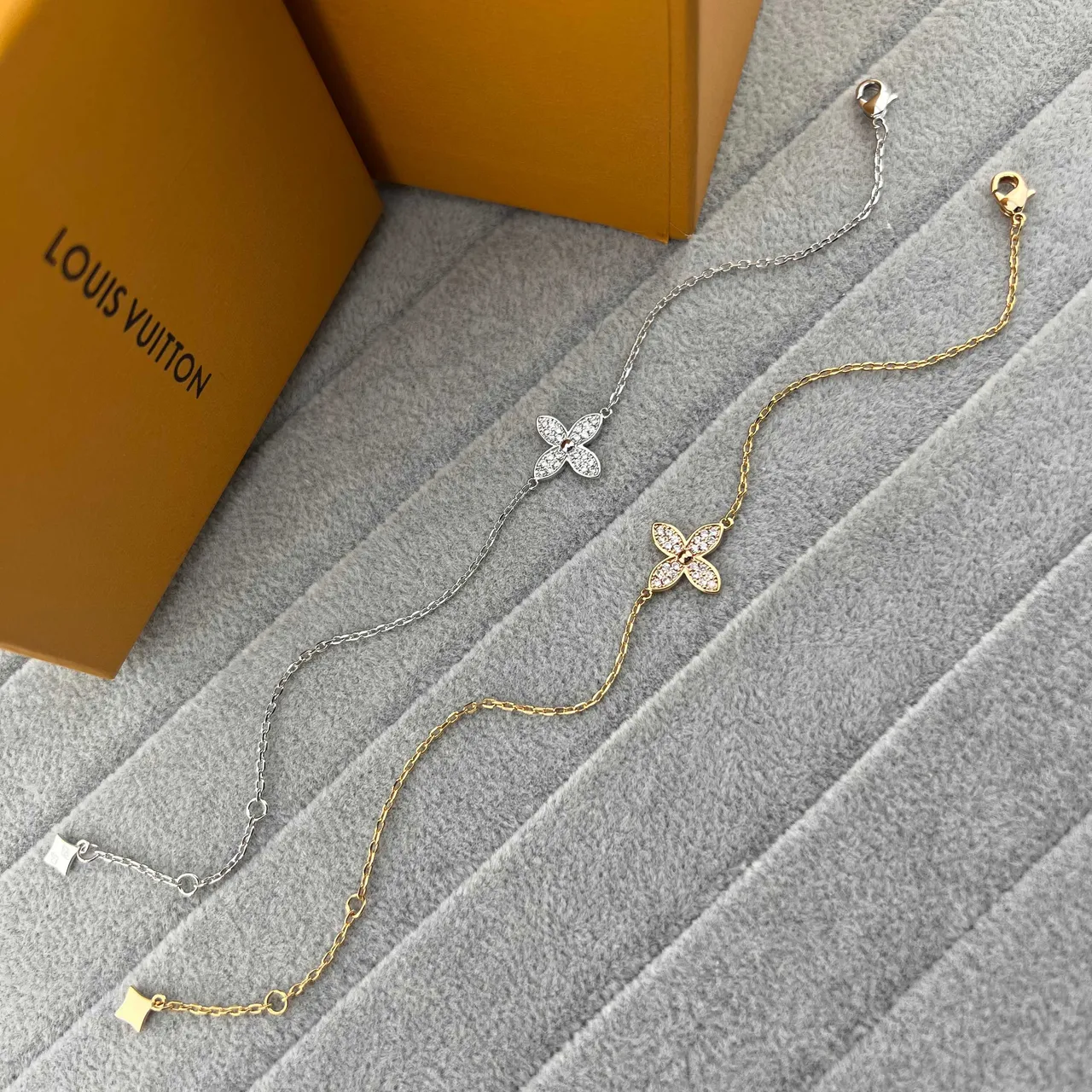 Bracelet Louis Vuitton en Or et Argent avec Pendentif Floral Quatrefoil Cristaux Pavé-Set 7