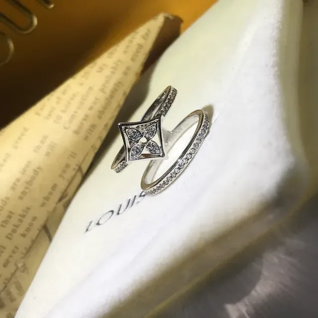 Louis Vuitton خاتم ماس باڤيه ذهبي فضي وردي 2