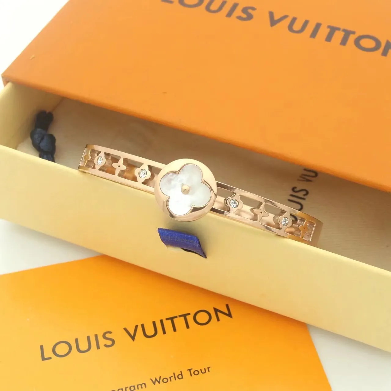 Louis Vuitton সোনার সাদা কঠিন ব্যাঙ্গেল ফুলের মোটিফ ব্রেসলেট 2