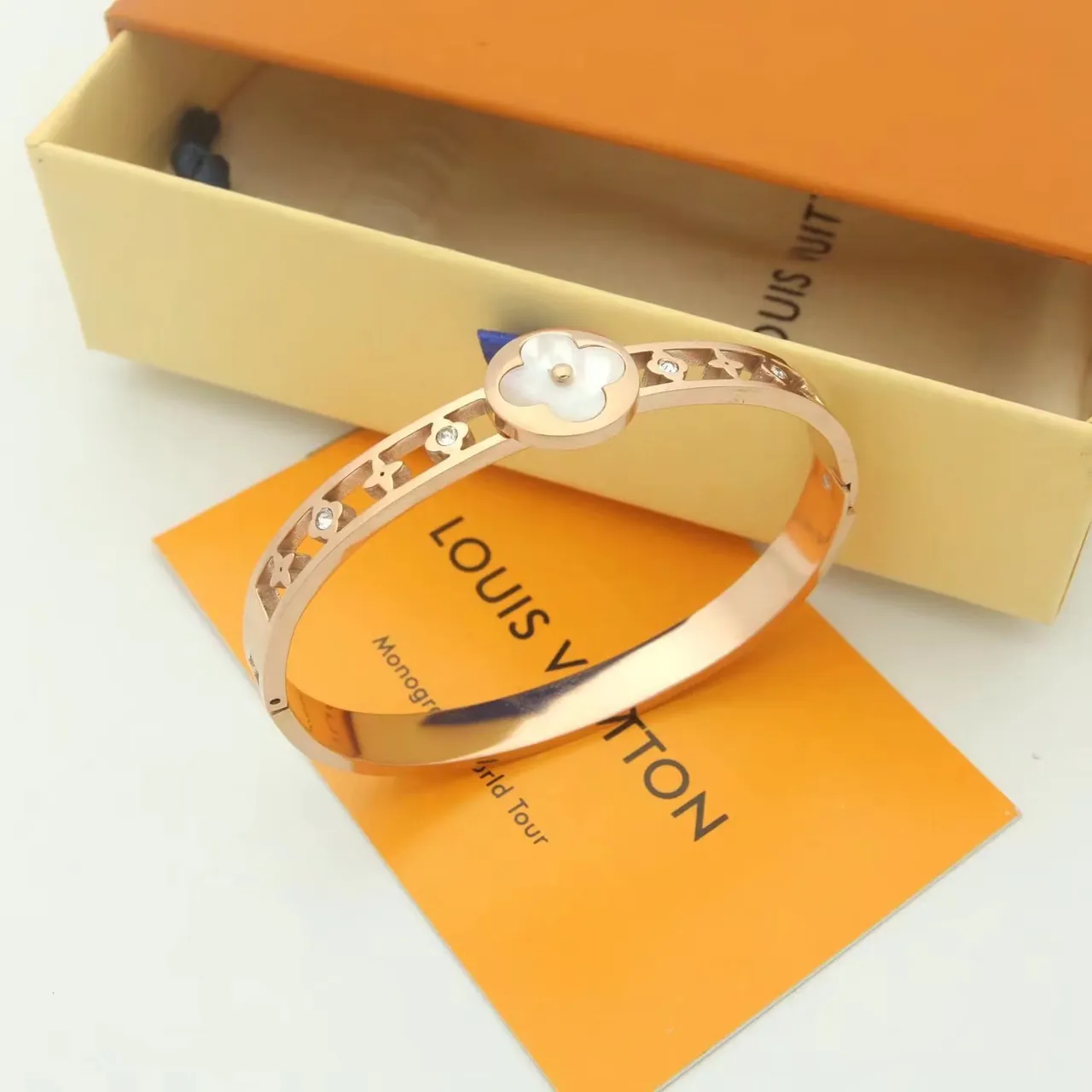 Louis Vuitton সোনার সাদা কঠিন ব্যাঙ্গেল ফুলের মোটিফ ব্রেসলেট 3