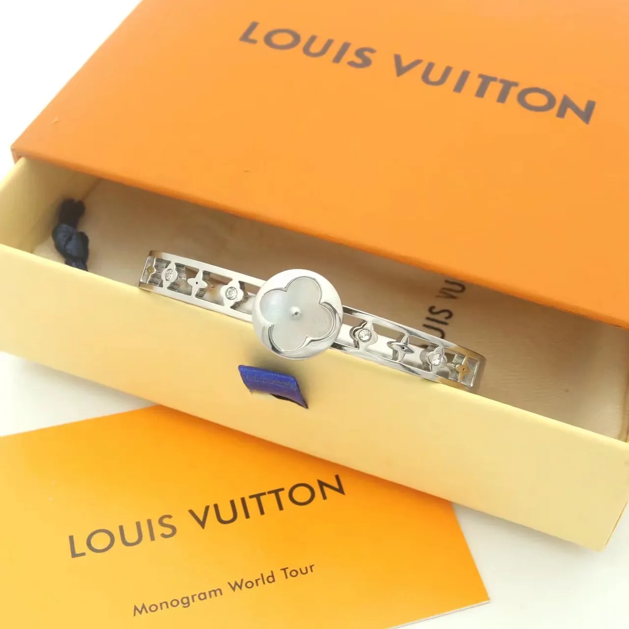 Louis Vuitton সোনার সাদা কঠিন ব্যাঙ্গেল ফুলের মোটিফ ব্রেসলেট 4