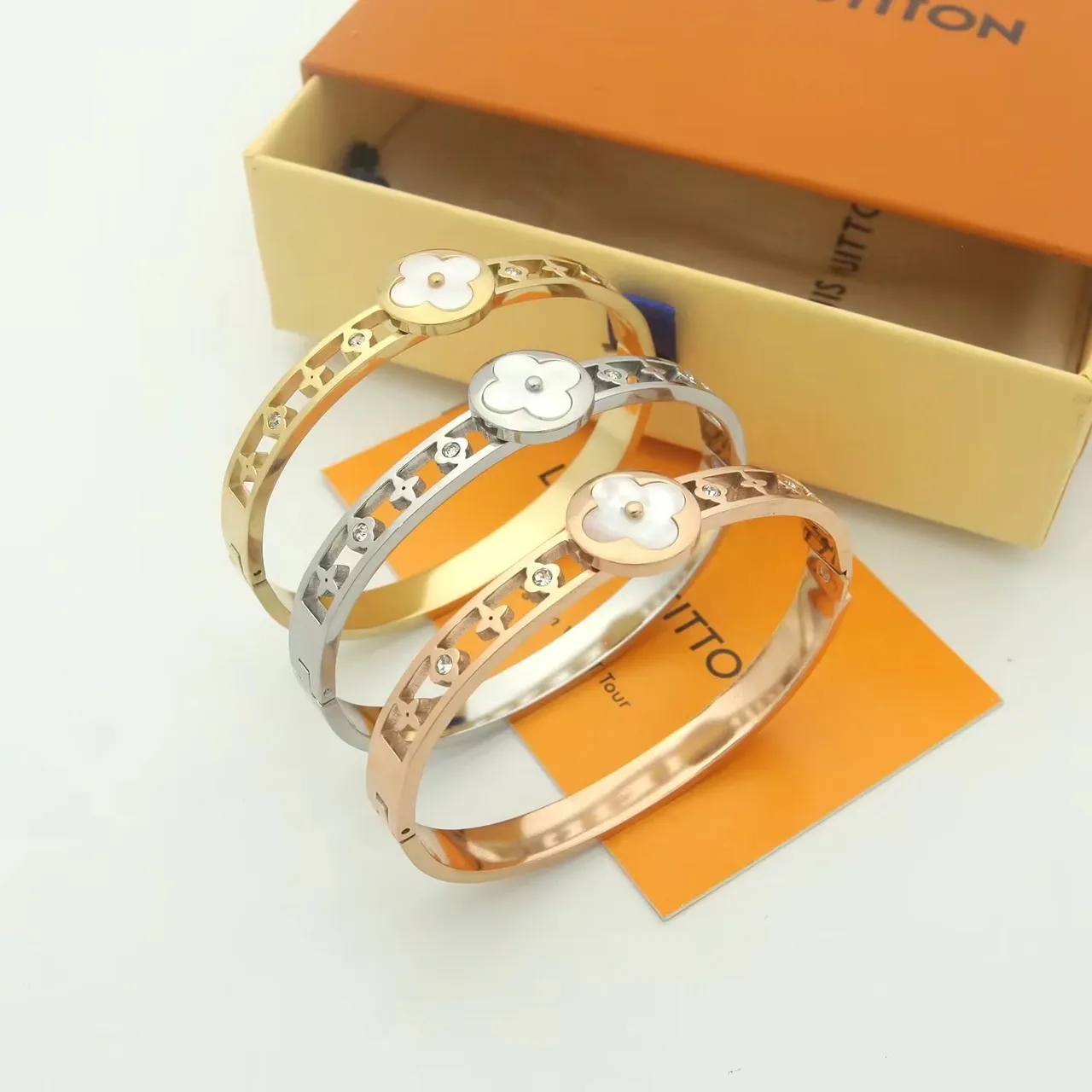 Louis Vuitton সোনার সাদা কঠিন ব্যাঙ্গেল ফুলের মোটিফ ব্রেসলেট 5
