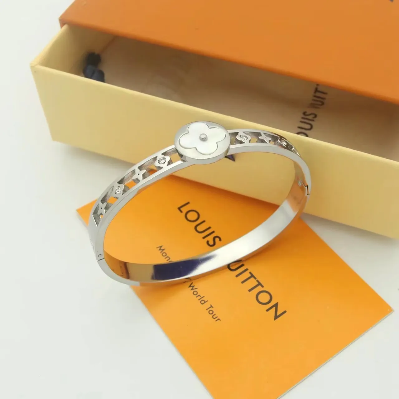 Louis Vuitton সোনার সাদা কঠিন ব্যাঙ্গেল ফুলের মোটিফ ব্রেসলেট 6