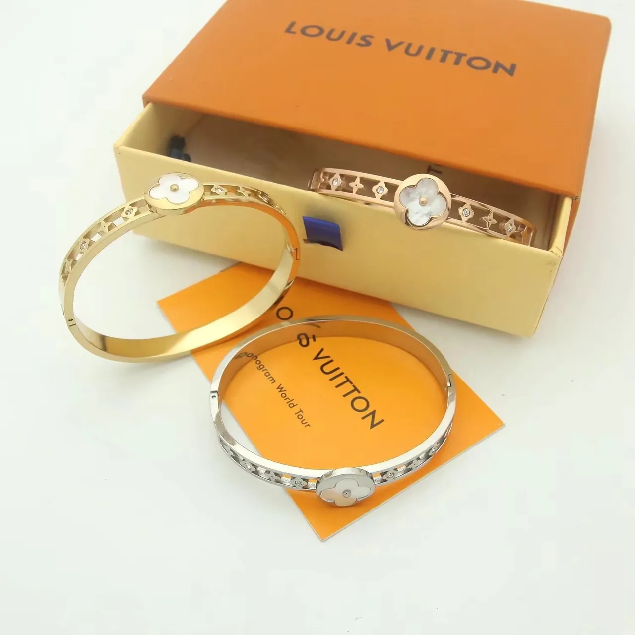 Louis Vuitton সোনার সাদা কঠিন ব্যাঙ্গেল ফুলের মোটিফ ব্রেসলেট 7