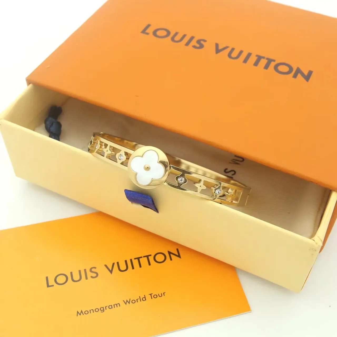Louis Vuitton সোনার সাদা কঠিন ব্যাঙ্গেল ফুলের মোটিফ ব্রেসলেট 8