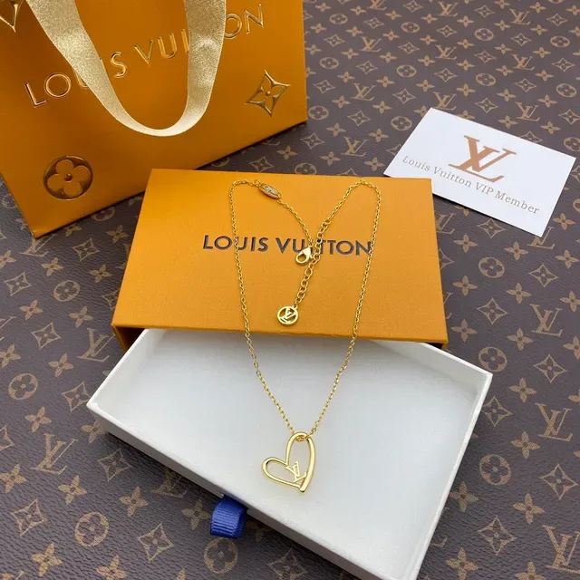 Colar LV Monogram Coração Louis Vuitton dourado 2