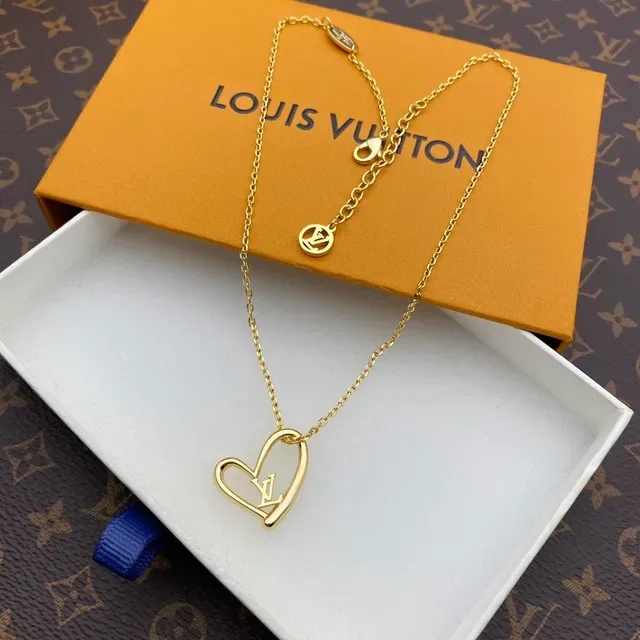Colar LV Monogram Coração Louis Vuitton dourado 4