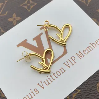 أقراط Louis Vuitton Monogram قلب ذهبي