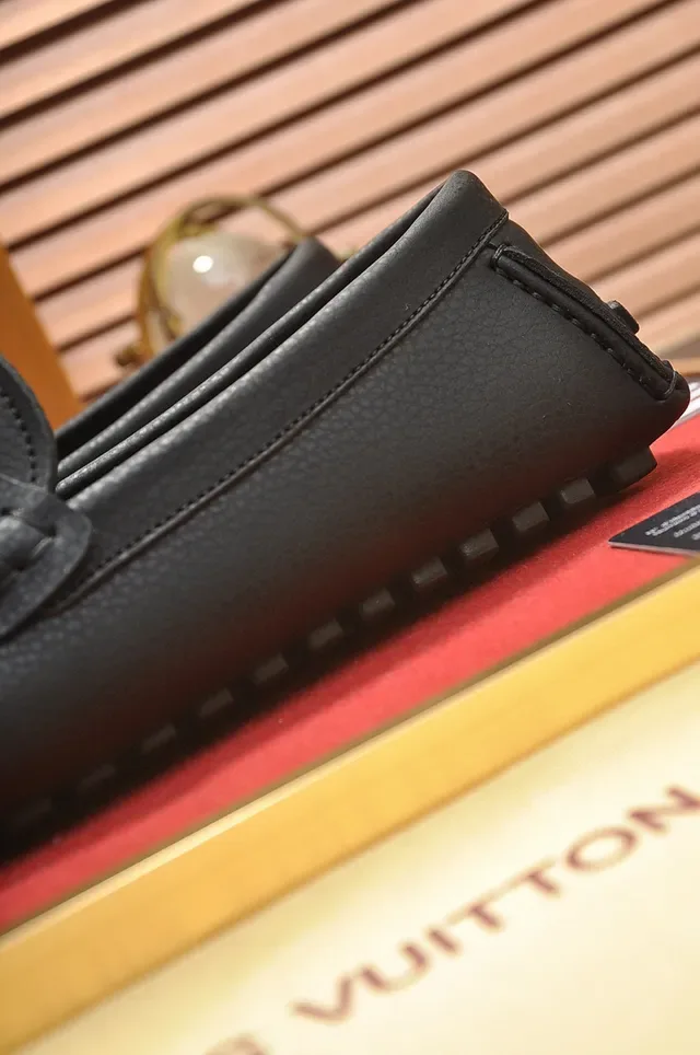 Mocassin Louis Vuitton Noir Or Cuir Granulé Boucle Metal LV 2