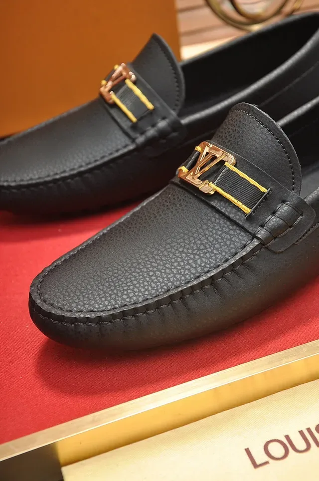 Mocassin Louis Vuitton Noir Or Cuir Granulé Boucle Metal LV 3