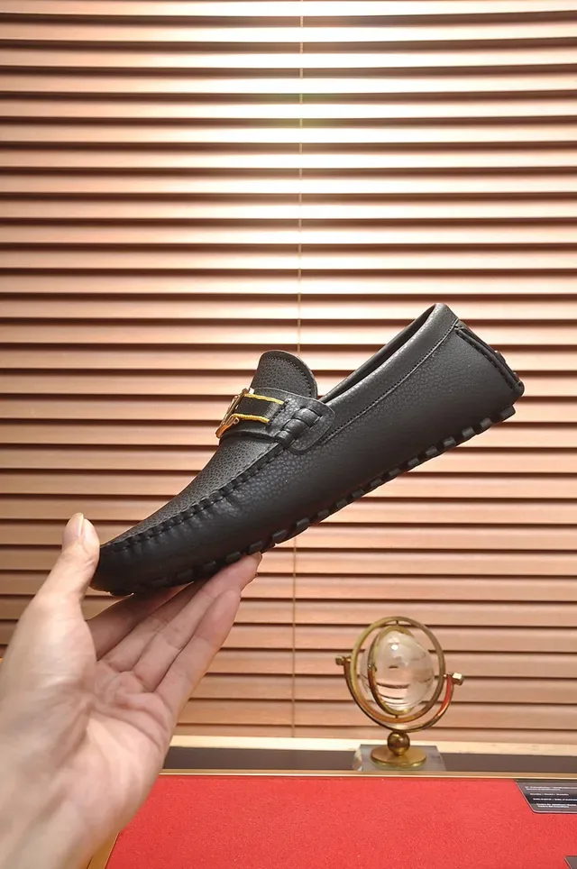 Mocassin Louis Vuitton Noir Or Cuir Granulé Boucle Metal LV 6