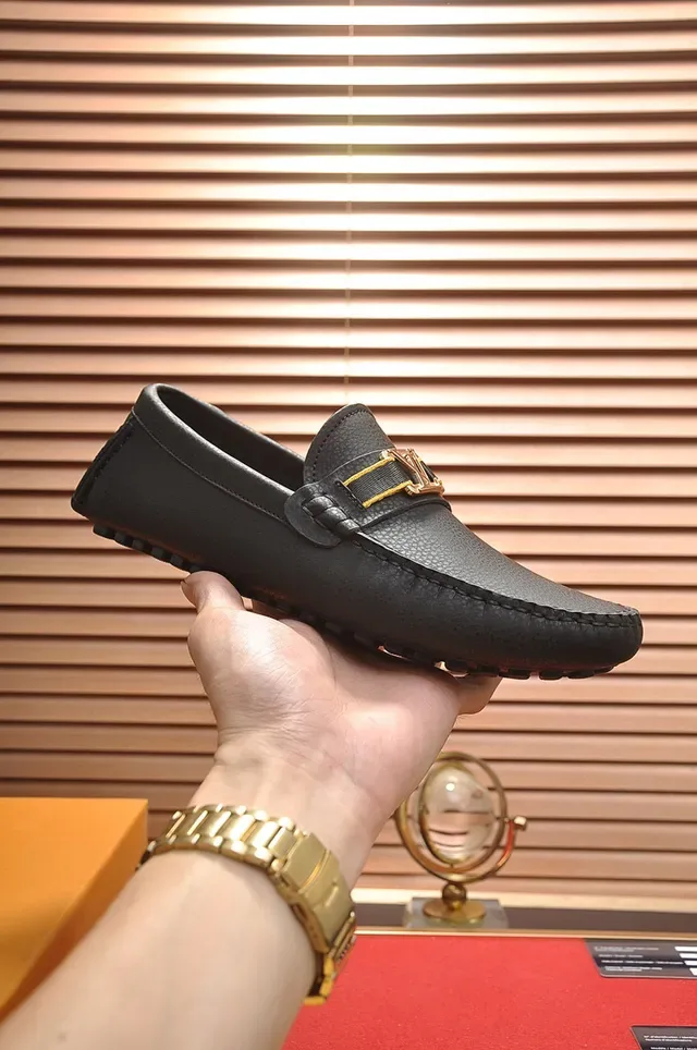 Mocassin Louis Vuitton Noir Or Cuir Granulé Boucle Metal LV 7