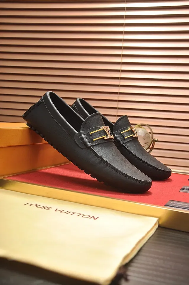 Mocassin Louis Vuitton Noir Or Cuir Granulé Boucle Metal LV 8