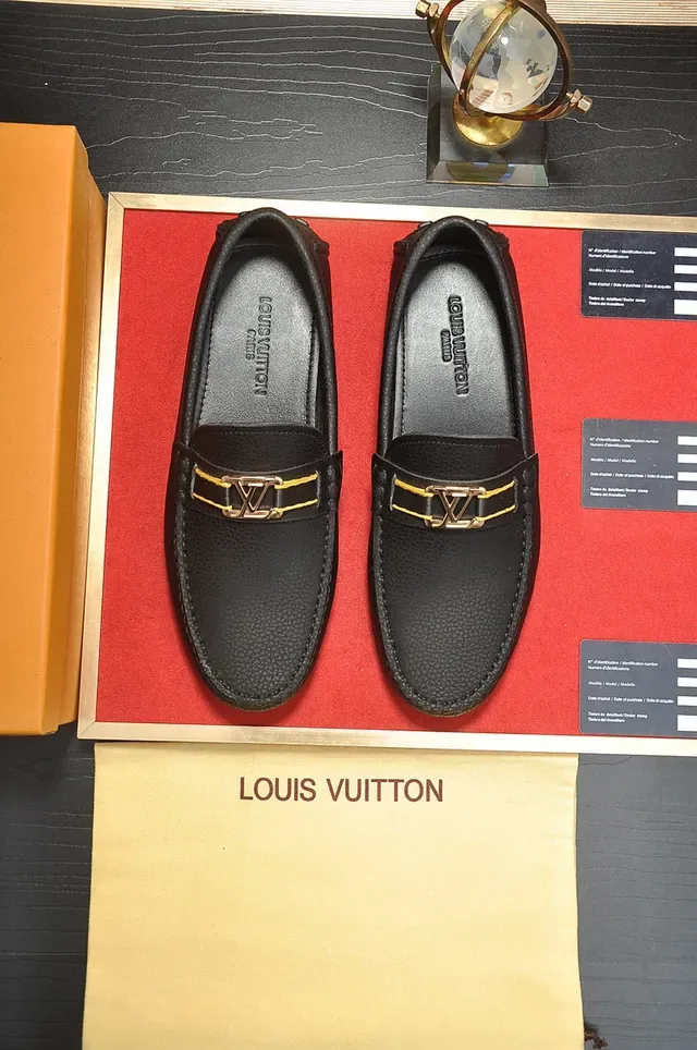 Mocassin Louis Vuitton Noir Or Cuir Granulé Boucle Metal LV 9